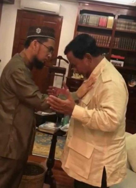 Ustadz Adi Hidayat bersama Calon Presiden Prabowo