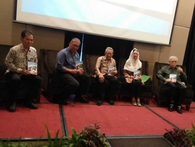 Ketua KTNA Winarno Tohir bersama Bungaran Saragih, saat launching buku Pertanian Presisi 