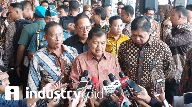 Wakil Presiden Jusuf Kalla didampingi Menteri Perindustrian Airlangga Hartarto dan Menko Bidang Perekonomian Darmin Nasution saat memberikan keterangn pers (Foto:Ridwan)