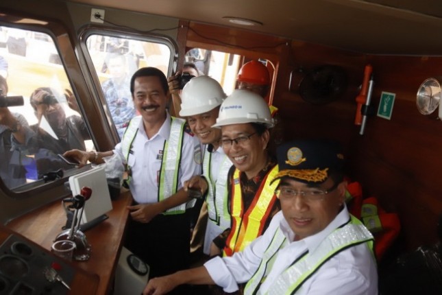  Menhub Budi Karya Sumadi (kanan) dan Rektor ITS Prof Mochamad Ashari (dua dari kanan) saat mencoba kapal Pelayaran Rakyat di perairan Pelabuhan Tanjung Perak Surabaya.
