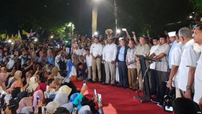 Calon presiden nomor urut 02 Prabowo Subianto bersujud syukur di depan pendukungnya usai melontarkan pidato tentang klaim kemenangannya di Pilpres 2019. 