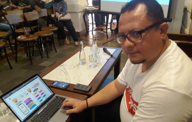 Co-Founder AyoJagaTPS.com Mochammad James Falahuddin memperlihatkan hasil pengiriman data relawan