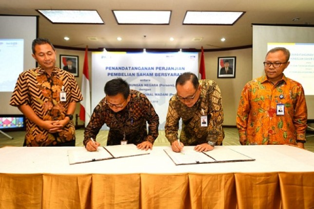 Direktur Utama Bank BTN, Maryono (kanan), bersama pihak PNM melakukan penandatanganan Perjanjian Pembelian Saham Bersyarat (CSPA) di Jakarta, Senin (22/04/2019).
