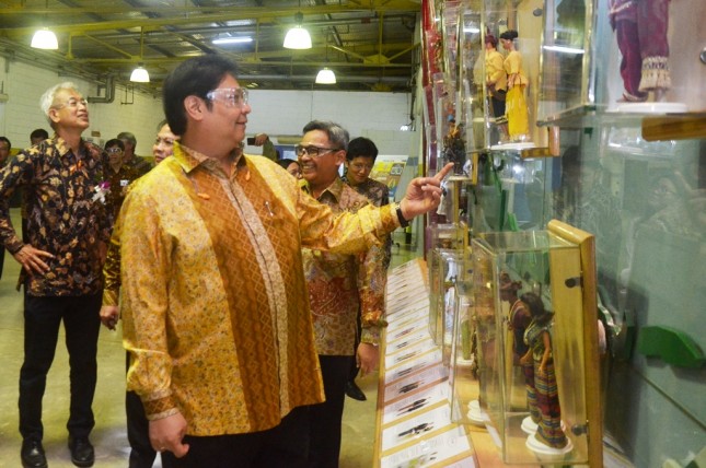 Menteri Perindustrian Airlangga Hartarto saat mengungunjungi pabrik Mainan PT Mattel Indonesia