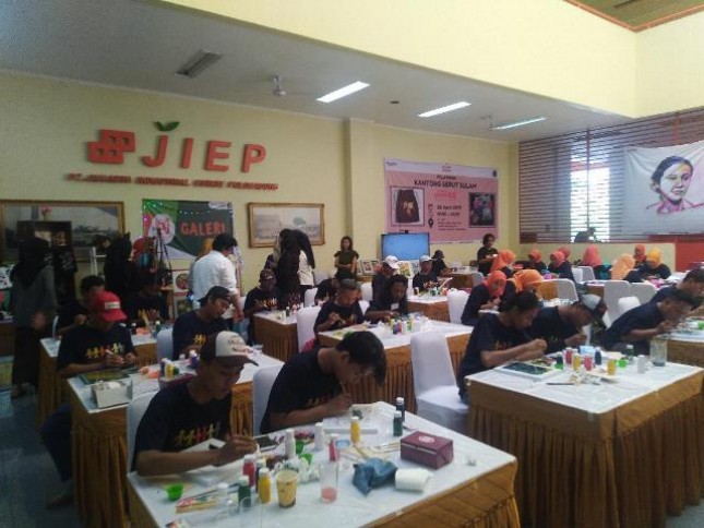 PT Jakarta Industrial Estate Pulogadung (JIEP) turut memberdayakan ibu-ibu rumah tangga disekitar kawasan industri dengan berbagai pelatihan kewirausahaan.