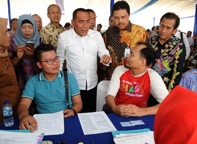 Gubernur Sumatera Utara, H. Edy Rahmayadi (kemeja putih) didampingi Direktur BTN, Budi Satria (kanan), sedang berbincang-bincang dengan calon konsumen KPR BTN ketika sedang melakukan akad kredit di Medan, Sumatera Utara, Senin (22/04/2019).