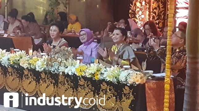 Ibu Wapres RI Mufidah Jusuf Kalla bersama Ketua Dewan Penasihat Darmawanita Persatuan Kementerian Perindustrian Yantie Airlangga dan Dirjen IKMA Kemenperin Gati Wibawaningsih (Foto:Ridwan) 