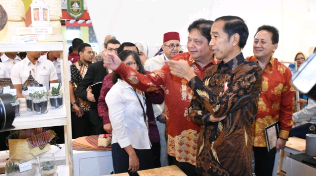 Presiden Joko Widodo bersama Menteri Perindustrian Airlangga Hartarto saat meninjau pameran prosuk kerajinan di INACRAFT 2019