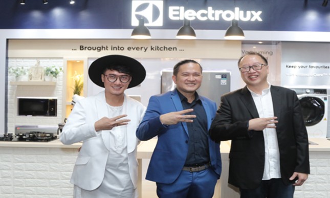 Iffan Suryanto-President Director Electrolux Indonesia, bersama Barli Asmara-Indonesia Fashion Designer dan Chandra Yudasswara-Electrolux Chef. 