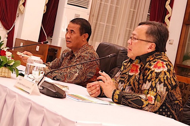 Mentan Amran Sulaiman kiri dan Menteri Perencanaan Pembangunan Nasional/Kepala Bappenas Bambang Brodjonegoro kanan