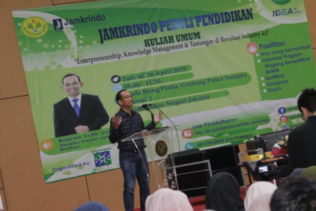Direktur MSDM, Umum, dan Kepatuhan Perum Jamkrindo Sulis Usdoko paparan kewirausahaan di Universitas Negeri Jakarta.