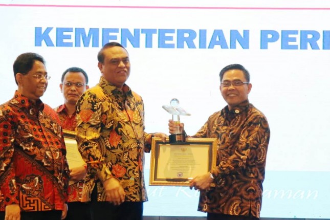 MenPAN-RB Syafruddin saat menyerahkan penghargaan ANRI Award kepada Sekretaris Jenderal (Sekjen) Kemenperin Haris Munandar