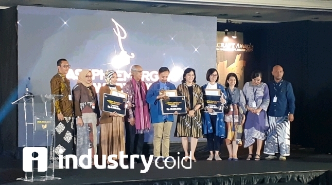 Dirjen IKMA Kemenperin Gati Wibawaningsih saat memberikan penghargaan kepada para pemenang INACRAFT Award (Foto: Ridwan)