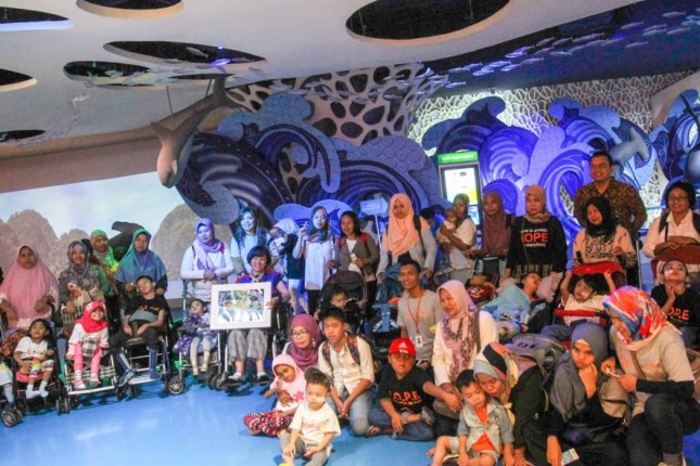 Anak - anak disabilitas di ajak Yayasan APL di Jakarta Aquarium