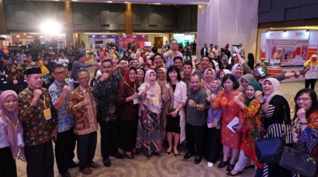 Dirjen IKMA Kemenperin Gati Wibawaningsih bersama para IKM seusai pembukaan e-Smart IKM Go Digital di Makassar