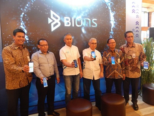 Presiden Direktur BNI Sekuritas, Adiyasa Suhadibroto (ketiga dari kiri) memperlihatkan aplikasi BIONS yang terpasang di ponsel pintar pada acara peluncuran BIONS di Jakarta, Kamis (02/05/2019).