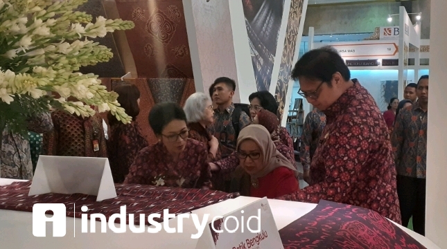 Menteri Perindustrian Airlangga Hartarto bersama Ibu Wakil Presiden Mufidah Jusuf Kalla saat mengunjungi salah satu booth di pameran GBN (Ridwan)