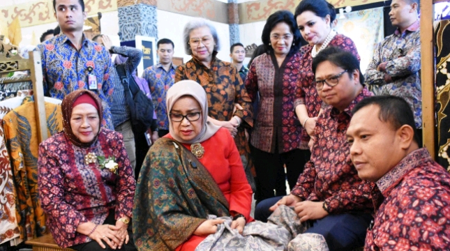 Menteri Perindustrian Airlangga Hartarto bersama Ibu Wapres Mufidah Jusuf Kalla seusai pembukaan Gelar Batik Nusantara 2019