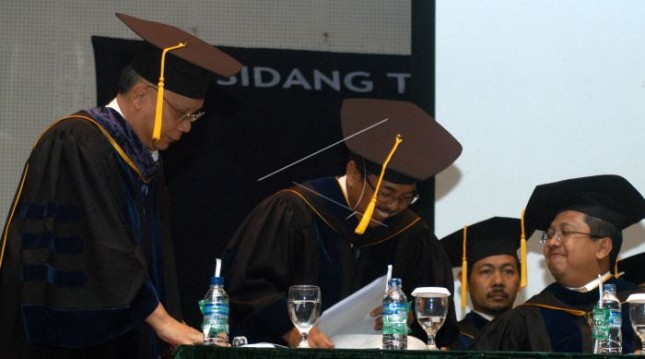 Prof. Dr. Ir. Budi Mulyanto MSc (tengah)/ Antara