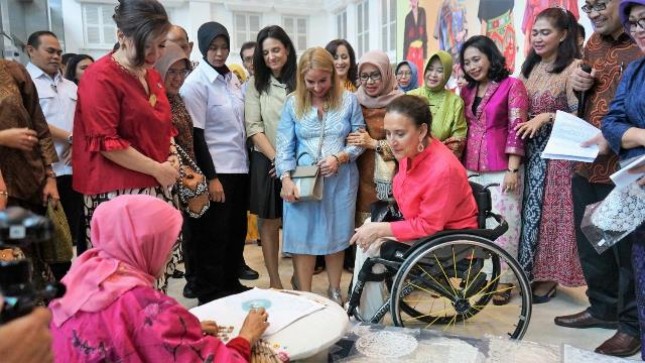 Wakil Presiden Republik Argentina Gabriela Michetti menyempatkan diri mengunjungi Smesco Indonesia di sela-sela kunjungannya ke Indonesia dalam rangka melakukan pertemuan bilateral dengan Wakil Presiden RI, Jusuf Kalla.