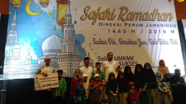 Amin Mas'ud Direktur Bisnis Penjaminan Perum Jamkrindo saat memberi santunan di Kalimantan Selatan