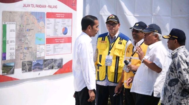 Presiden Jokowi bersama Menteri Basuki saat peresmian tol Pandaan-Malang