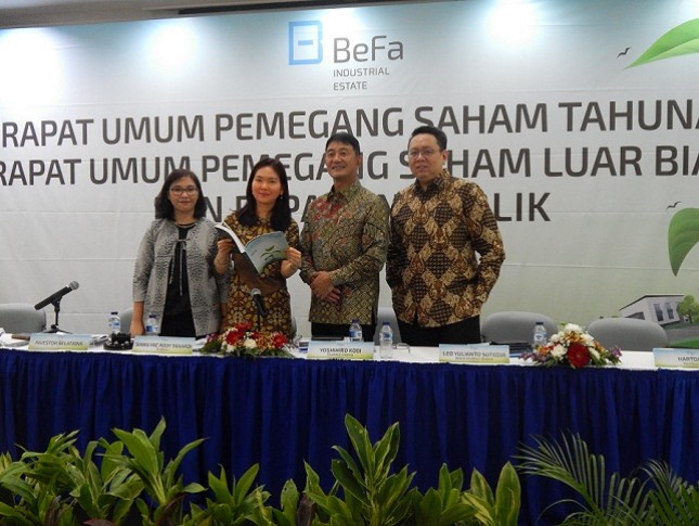 Seri (kiri), Head of Investor Relation BEST, berpose bersama Direksi BEST seusai konferensi pers di kantor pusat BEST, Cibitung, Jawa Barat, Kamis (03/05/2019). (Foto Abe)