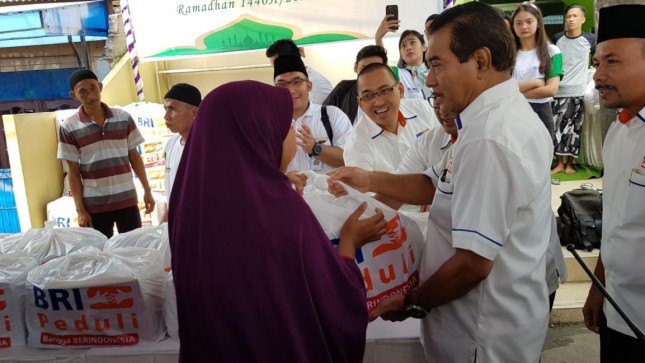 Direktur Utama BRI Suprajarto memberikan bantuan ke masyarakat
