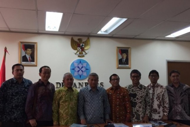 Anggota dewan pers periode 2019-2023 berfoto bersama usai serah terima jabatan di gedung Dewan Pers, Jakarta, Selasa (21/5/2019). (Antara)