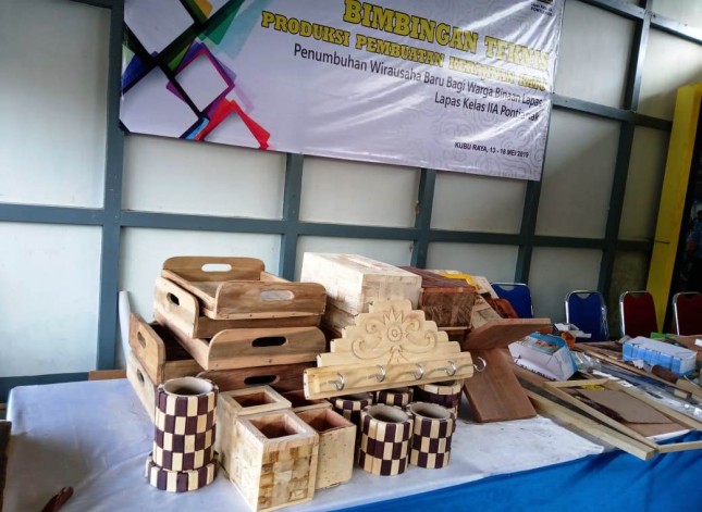 Berbagai hasil kerajinan kayu yang dibuat oleh warga binaan Lembaga Pemasyarakatan (Lapas) Kelas IIA di Pontianak