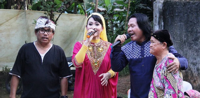Pimpinan Humaniora Eddie Karsito, artis Ratna Listy dan Ageng Kiwi, Menghibur Janda Lansia di kawasan Kranggan, Jakarta Timur. 