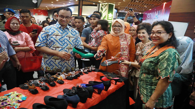 Anies Baswedan menyinggahi stand-stand Anggota Perajin Dekranasda Provinsi DKI Jakarta di AEON Mall Jakarta Garden City
