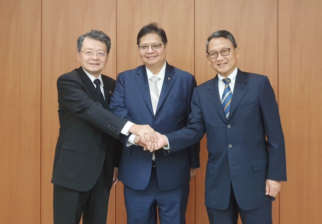 Menteri Perindustrian Airlangga Hartarto (tengah) bersama Duta Besar Indonesia untuk Jepang, Arifin Tasrif (kanan) berfoto dengan Vice Chairman Keidanren Kobayashi Ken (kiri) seusai melakukan pertemuan di Tokyo