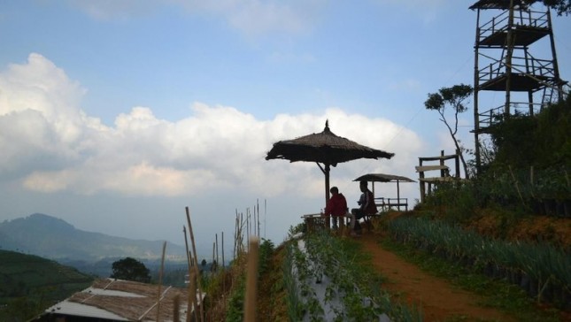 Wisata alam pertama yang sangat terkenal dan instagramable adalah Gardu Pandang Silancur. Gardu ini berlokasi di Dadapan, Mangli, Kaliangkrik, Magelang, Jawa Tengah.