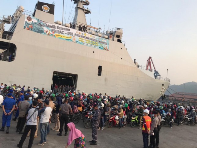 Pemudik memasuki kapal laut bersama IPCC
