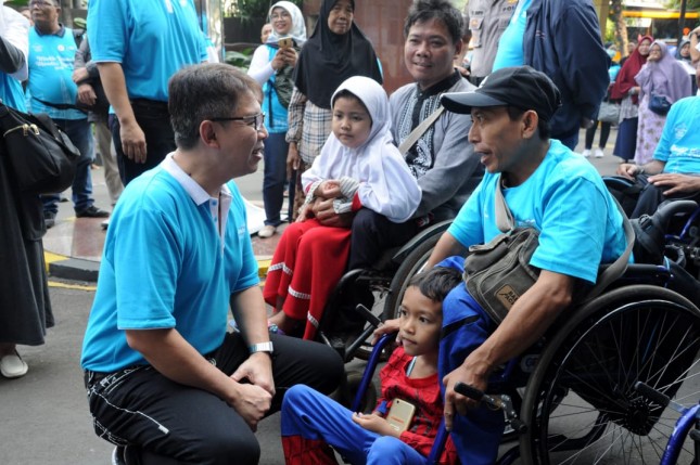 Direktur Utama Mandiri Syariah bersama pemudik disabilitas