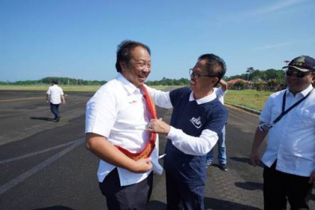 Wings Air terbang perdana ke Krui, penyambutan oleh Bupati Pesisir Barat, Agus Istiqlal kepada Direktur Operasi Wings Air, Capt. Redi Irawan.