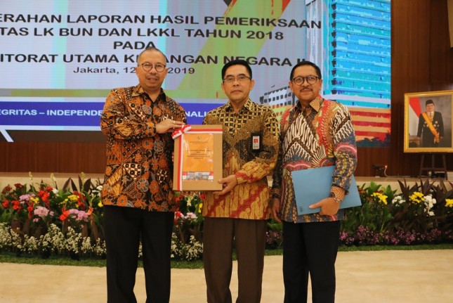Anggota II BPK Agus Joko Pramono saat menyerahkan penghargaan Opini WTP kepada Sekjen Kemenperin Haris Munandar