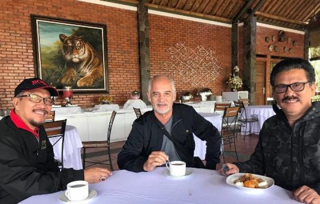 Ilham Bintang dan alm Robby Sugara (Foto Dok Industry.co.id)