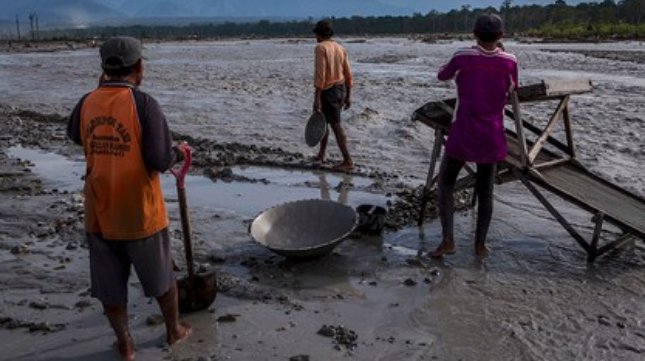 Penambang emas liar di Papua. (Ulet Ifansasti/Getty Images)