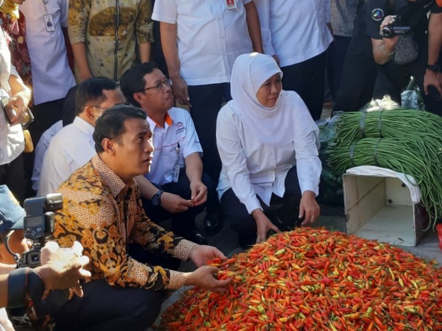 Mentan Amran Sulaiman bersama Gubernur Jawa Timur di sebuah pasar