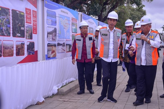 Presiden Jokowi mendengarkan penjelasan dari Menteri PUPR mengenai pembangunan Waduk Muara, saat meninjau perkembangan pembangunan waduk tersebut, di Nusa Dua, Denpasar, Bali (Foto: AGUNG/Humas)