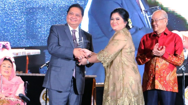 Menteri Perindustrian Airlangga Hartarto saat menerima penghargaan PYC