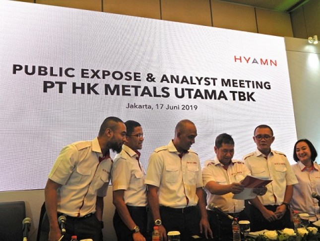 Ngasidjo Achmad (pegang buku), Direktur Utama PT HK Metals Utama Tbk, sedang berpose bersama Komisaris dan Direksi sebelum acara paparan publik di Jakarta, Senin (17/06/2019). (Foto Abe)