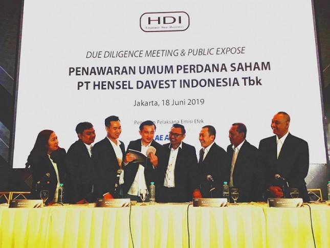 Komisaris dan Direksi PT Hensel Davest Indonesia berfoto bersama sebelum dimulainya acara paparan publik pasca rapat uji tuntas (due diligence meeting) di Jakarta, Selasa (18/06/2019). (Foto Abe)