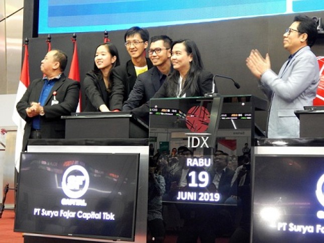 Komisaris dan Direksi PT Surya Fajar Capital Tbk menekan tombol tanda diresmikannya perdagangan perdana saham perseroan di BEI, Rabu (19/06/2019). (Foto Abe)