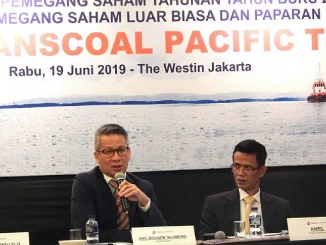 Dirc Richard Talumewo, Presiden Direktur PT Transcoal Pacific Tbk, sedang memberikan penjelasan kepada investor dan pers dalam acara paparan publik di Jakarta, Rabu (19/06/2019). (Foto: Abe)