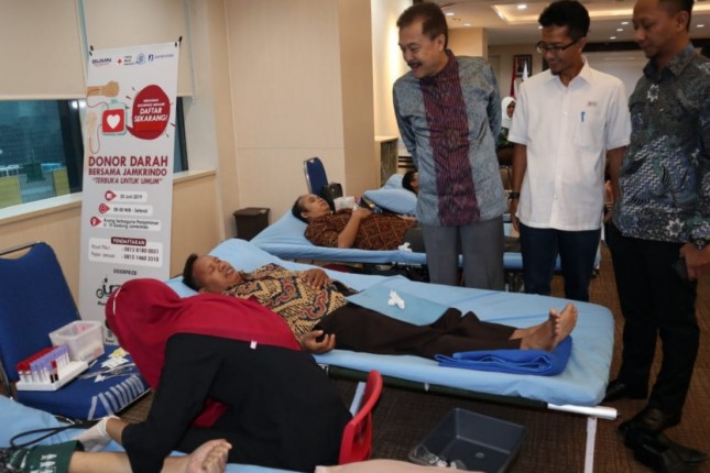 Direktur Utama Perum Jamkrindo Randi Anto saat meninjau donor darah