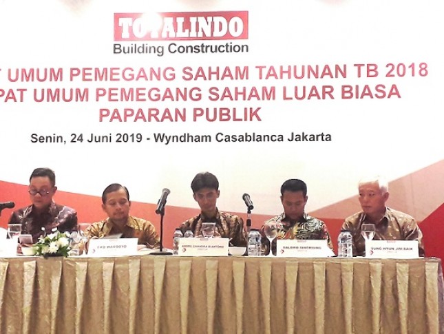 Para anggota Direksi PT Totalindo Eka Persada Tbk sedang memberikan keterangan kepada investor, analis dan pers dalam acara paparan publik di Wyndham Hotel, Jakarta, Senin (24/06/2019). (Foto Abe)