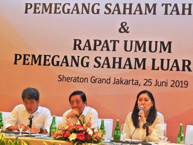 Direksi PT Pakuwon Jati Tbk sedang memberikan keterangan kepada pers dalam acara paparan publik di Jakartra, Selasa (25/06/2019). Dari kiri ke kanan : Minarto Basuki (Direktur), Ridwan Suhendra (Presdir) dan Wong Boon Siew Ivy (Direktur). (Foto Abe)